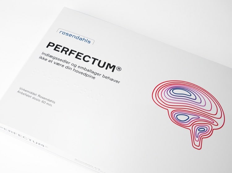 Perfektum er navnet på det fiktive brand, som står på medicinemballagen, der indeholder en indlægsseddel og personlig video-hilsen fra Rosendahls. 